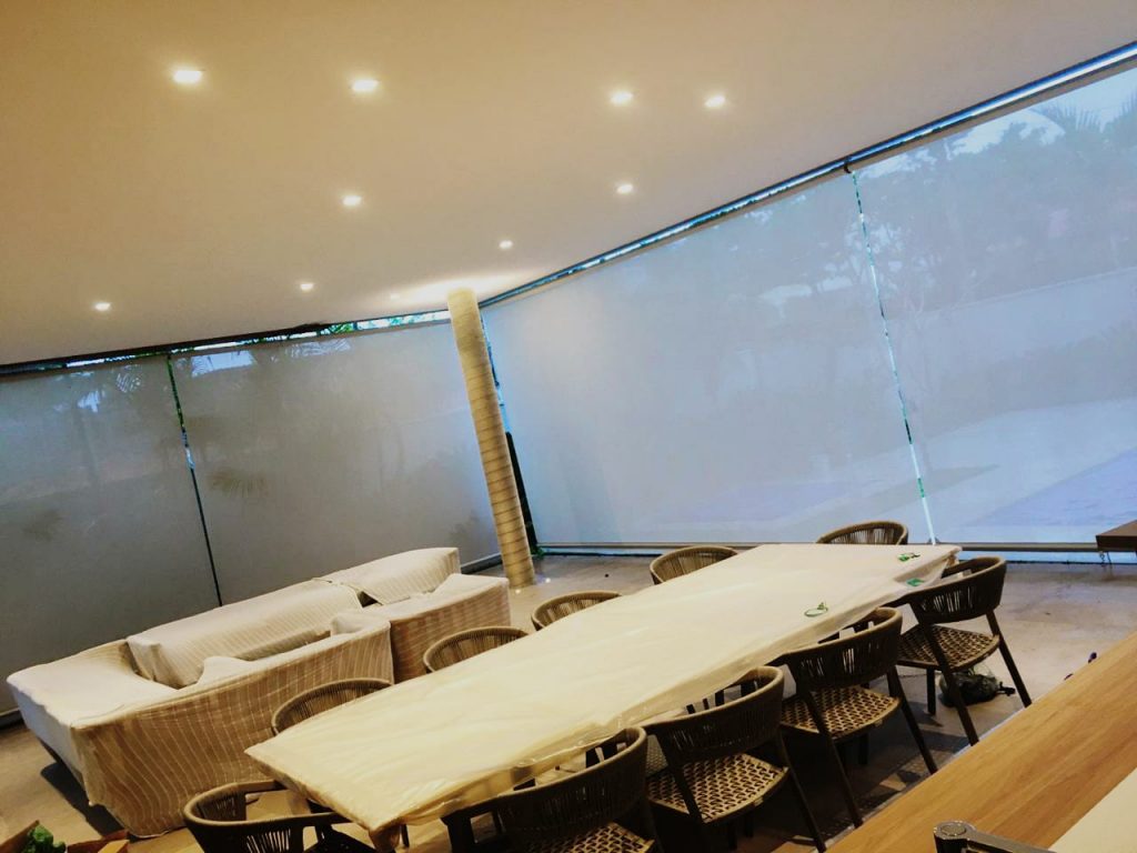 Como os toldos podem beneficiar negócios, como restaurantes, cafés e lojas