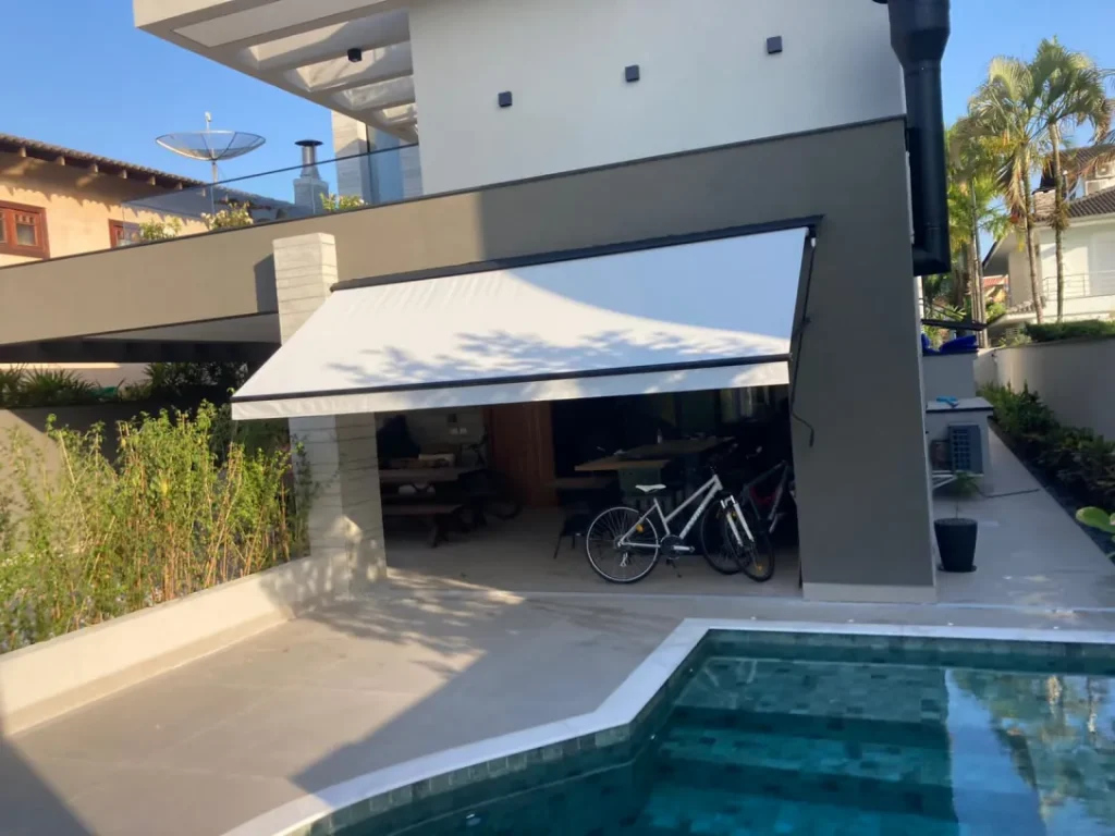 Toldo Cortina com braços e revestimento em Tela Solar - Santos
