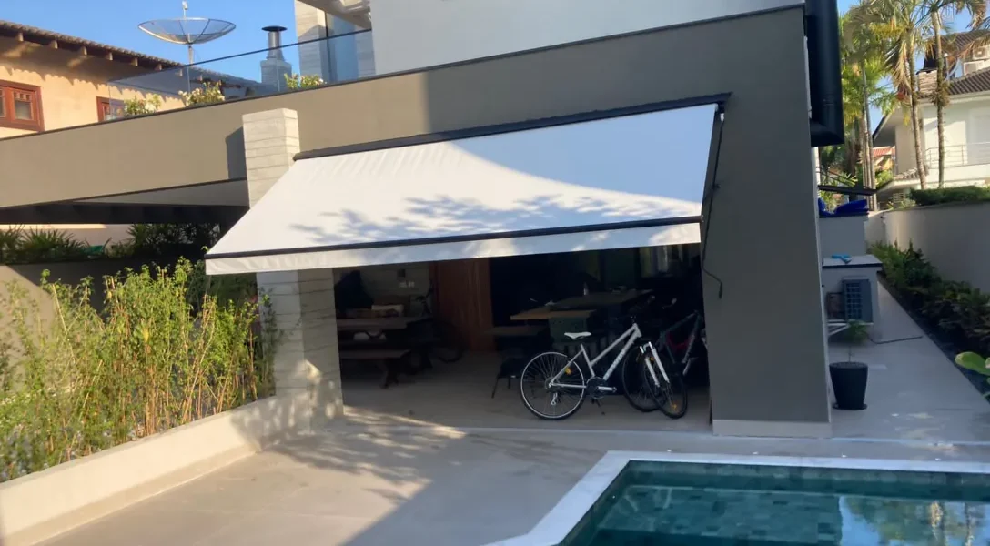 Toldo Cortina com braços e revestimento em Tela Solar - Santos