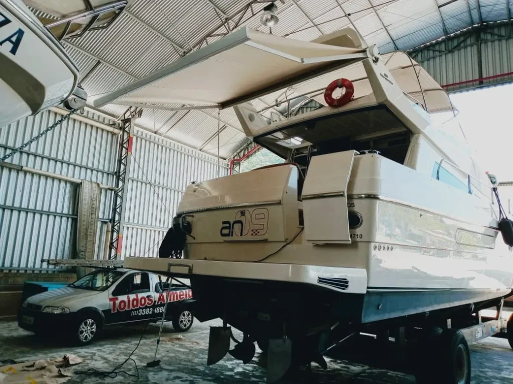 TOLDO ARTICULADO em embarcação