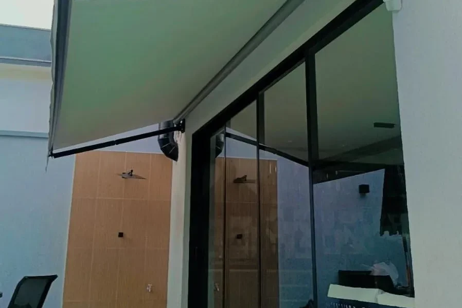 Conforto e Estilo em Qualquer Estação: Transforme seu ambiente com toldos e coberturas